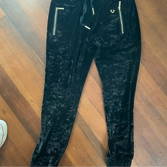 True Religion velour track suit black size small
Set top and bottom - Picture 3 of 5